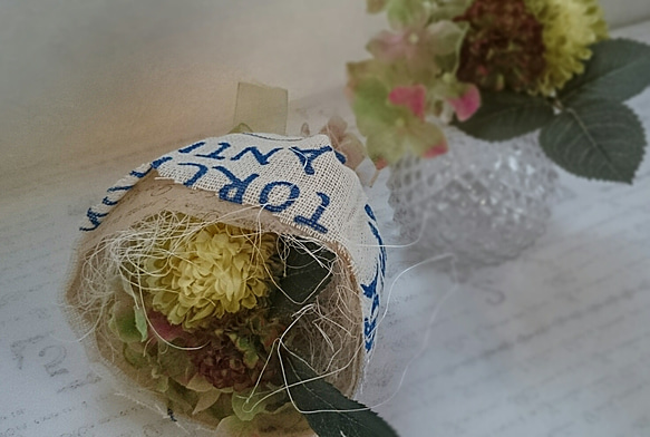 麻のドレスを着た小さな花束 ☆green☆+コルクマグネット1ヶセット 2枚目の画像