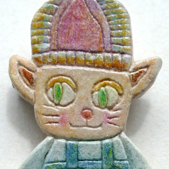猫 ブローチ 石塑粘土 粘土 手作り ハンドメイド オーバーオールを着た猫 03 3枚目の画像