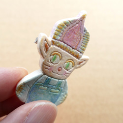 猫 ブローチ 石塑粘土 粘土 手作り ハンドメイド オーバーオールを着た猫 03 4枚目の画像