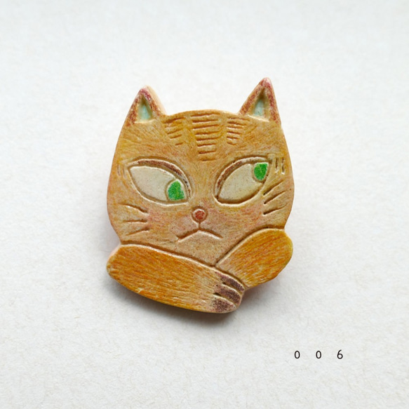 猫 ブローチ 石塑粘土 粘土 手作り ハンドメイド 考える猫 1枚目の画像