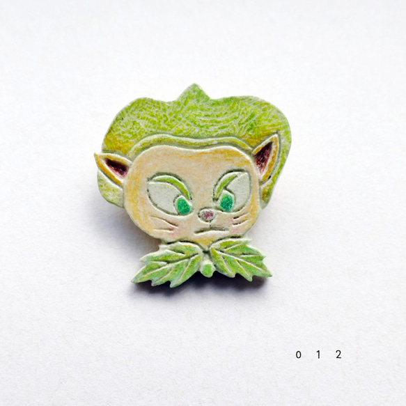 猫 ブローチ 石塑粘土 粘土 手作り ハンドメイド 葉っぱの蝶ネクタイの猫 12 1枚目の画像