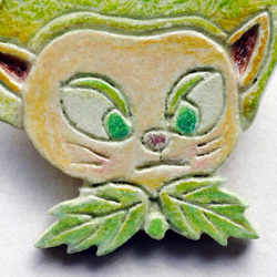 猫 ブローチ 石塑粘土 粘土 手作り ハンドメイド 葉っぱの蝶ネクタイの猫 12 3枚目の画像