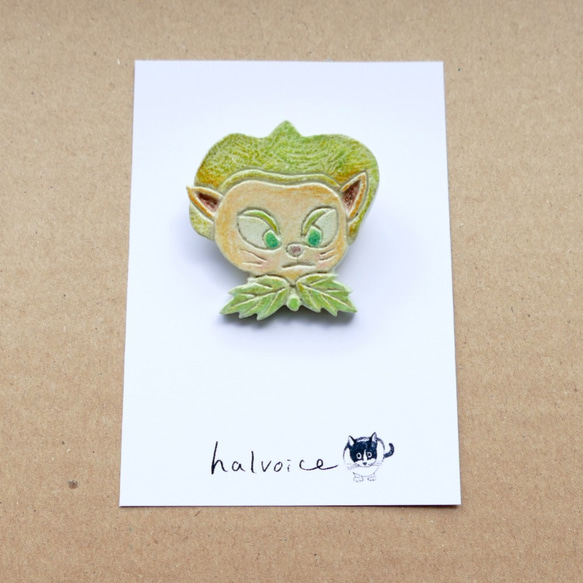 猫 ブローチ 石塑粘土 粘土 手作り ハンドメイド 葉っぱの蝶ネクタイの猫 12 5枚目の画像