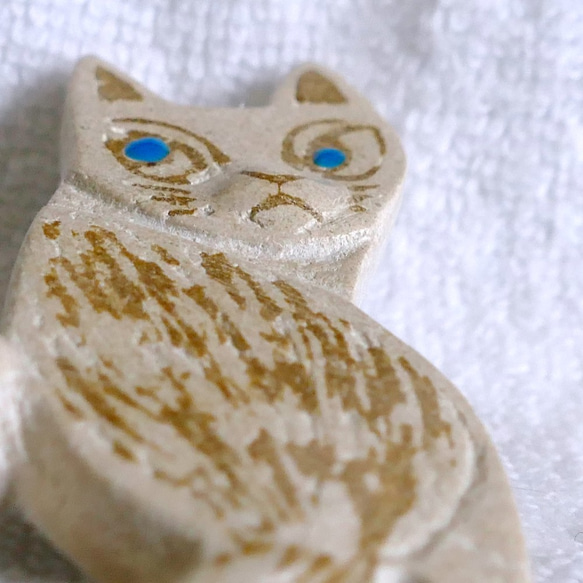 猫 ブローチ 陶土 青い目のふりむく猫　No.60 4枚目の画像