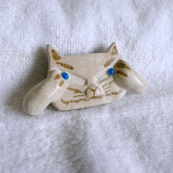 猫 ブローチ 陶土 青い目のにらめっこ猫　No.62 3枚目の画像