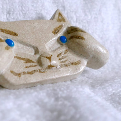 猫 ブローチ 陶土 青い目のにらめっこ猫　No.62 4枚目の画像