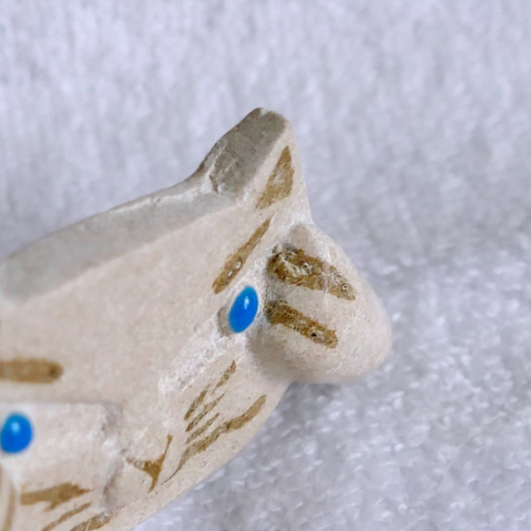 猫 ブローチ 陶土 青い目のにらめっこ猫　No.62 6枚目の画像