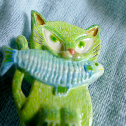 猫 ブローチ 猫雑貨 粘土 お魚くわえた黄緑色の猫　No.72 4枚目の画像