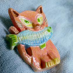 猫 ブローチ 猫雑貨 粘土 お魚くわえた赤い猫　No.74 5枚目の画像