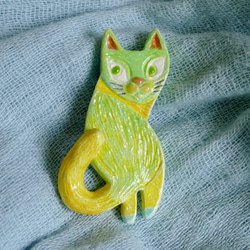 猫 ブローチ 猫雑貨 粘土 振り向く黄色いしっぽの猫さん　No.75 2枚目の画像