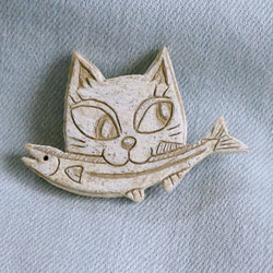 猫 ブローチ 猫雑貨 粘土 秋刀魚をくわえた猫　No.78 1枚目の画像