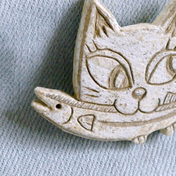 猫 ブローチ 猫雑貨 粘土 秋刀魚をくわえた猫　No.78 3枚目の画像
