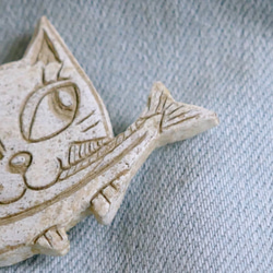 猫 ブローチ 猫雑貨 粘土 秋刀魚をくわえた猫　No.78 5枚目の画像