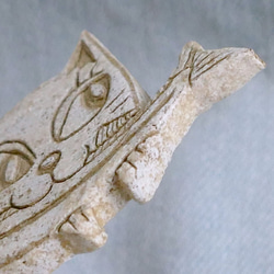 猫 ブローチ 猫雑貨 粘土 秋刀魚をくわえた猫　No.78 6枚目の画像