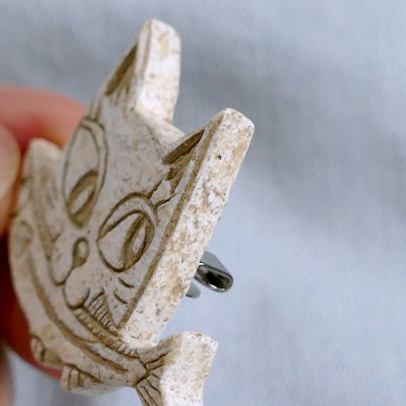 猫 ブローチ 猫雑貨 粘土 秋刀魚をくわえた猫　No.78 7枚目の画像