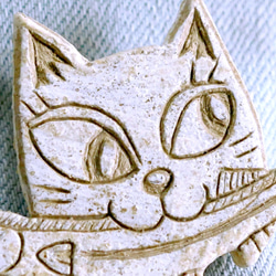 猫 ブローチ 猫雑貨 粘土 秋刀魚をくわえた猫　No.78 8枚目の画像