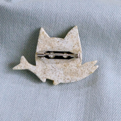 猫 ブローチ 猫雑貨 粘土 秋刀魚をくわえた猫　No.78 9枚目の画像