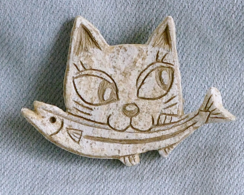 猫 ブローチ 猫雑貨 粘土 秋刀魚をくわえた猫 No.79 ブローチ halvoice