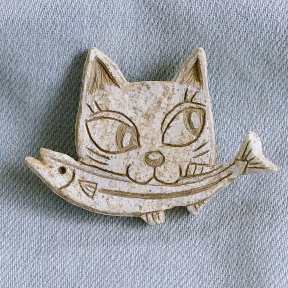 猫 ブローチ 猫雑貨 粘土 秋刀魚をくわえた猫 No.79 ブローチ halvoice