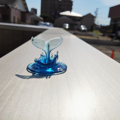 Art　クジラ　ブリキオブジェ　木製台付き　インド製 Amazon.co.jp: Zeckos 手彫りの木製サーフボード ティキ装飾