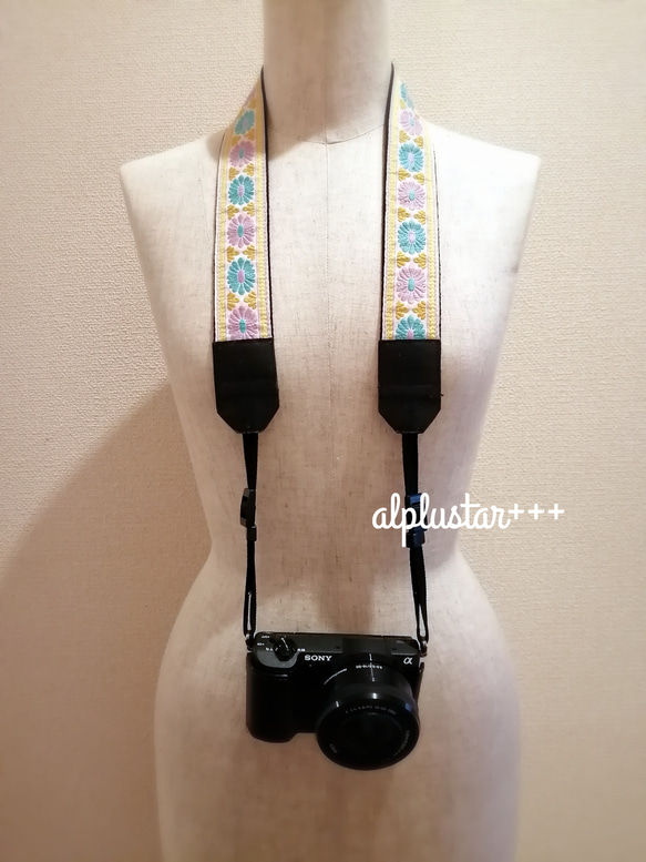 ☆新作☆【ピンクと赤いお花の刺繍】おしゃれ * カメラストラップ 2枚目の画像
