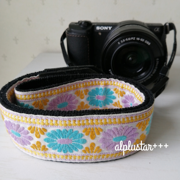 ☆新作☆【ピンクと赤いお花の刺繍】おしゃれ * カメラストラップ 3枚目の画像