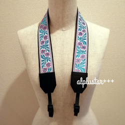 ☆新作☆【パープルフラワーと水色リーフの刺繍太め】おしゃれ * カメラストラップ 1枚目の画像