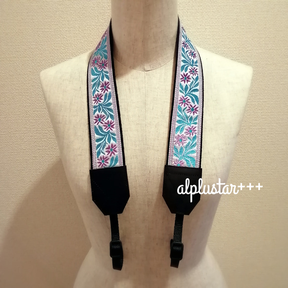 ☆新作☆【パープルフラワーと水色リーフの刺繍太め】おしゃれ * カメラストラップ 1枚目の画像