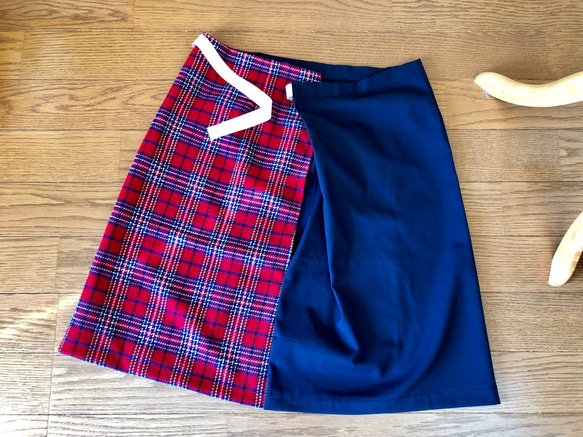 送料込・紺と赤のチェック・巻きスカート・ひざ下丈・ウエスト調節可能 4枚目の画像