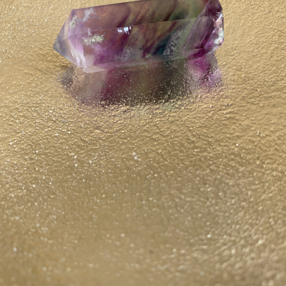 エンゼルフェザーのフローライト  ポイント　癒し　バイカラー　フェザー　天然石  インテリア雑貨 4枚目の画像