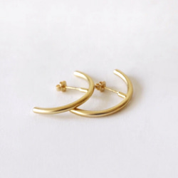 月のピアス brass 16kgp / 秋ピアス アクセサリー ゴールドピアス フープピアス 3枚目の画像