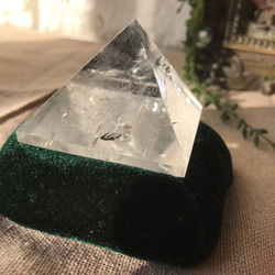 レインボー　イリデッセンスクォーツ　ピラミッド / 家のお守り 浄化　水晶 丸玉 天然石 2枚目の画像