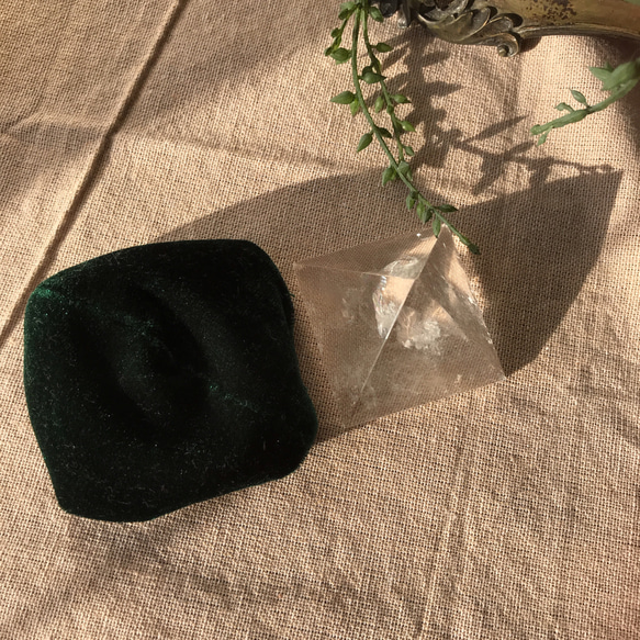 レインボー　イリデッセンスクォーツ　ピラミッド / 家のお守り 浄化　水晶 丸玉 天然石 4枚目の画像