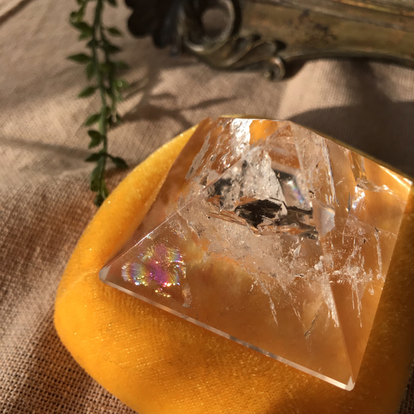 レインボー　イリデッセンスクォーツ　ピラミッド　/家のお守り 浄化　水晶 天然石 1枚目の画像