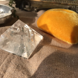 レインボー　イリデッセンスクォーツ　ピラミッド　/家のお守り 浄化　水晶 天然石 4枚目の画像