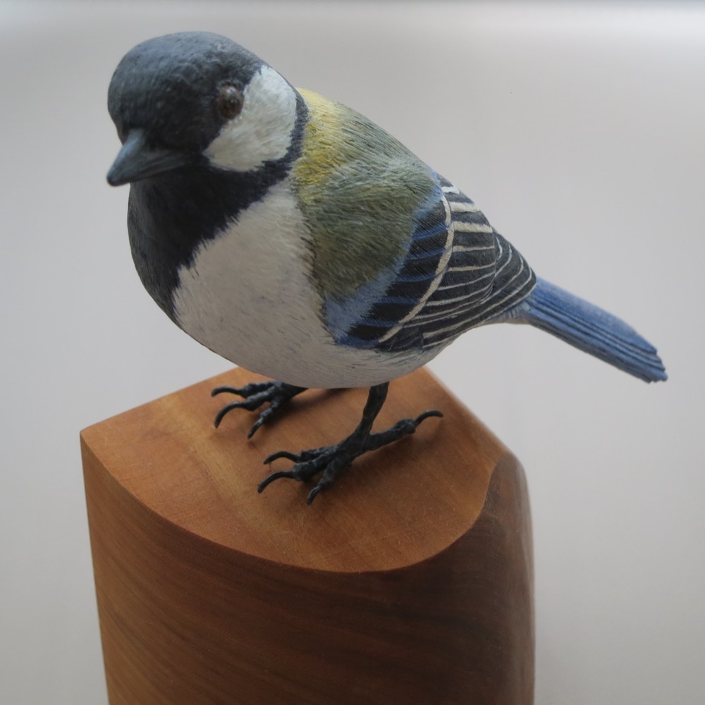 シジュウカラ 木で作った実物大の鳥の置物 木彫り・バード