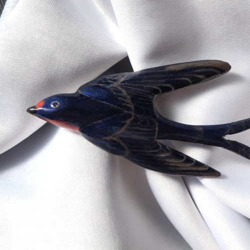 ツバメのブローチ 木で作った鳥のブローチ 木彫り・アクセサリー