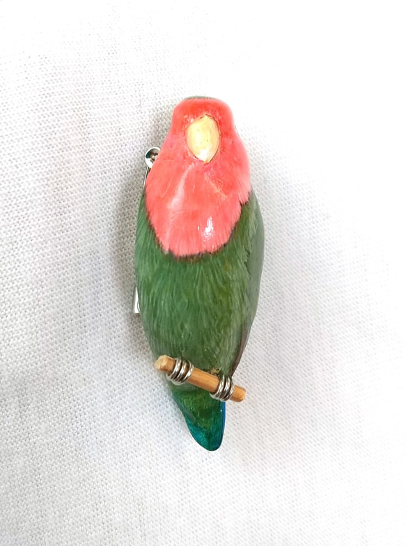 コザクラインコのブローチ　木で作った鳥のブローチ　木彫り・アクセサリー・鳥好きさんへ 4枚目の画像