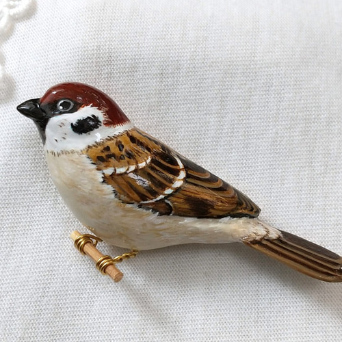 木彫りの鳥シジュウカラの着枝直前