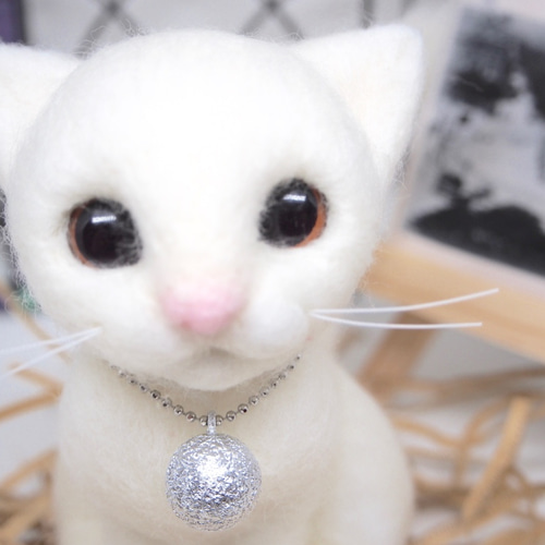 大人気の白ネコちゃん ♡ 音色が綺麗なスズと共に♪ 【 ねこ ネコ 猫