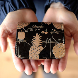 小さいふ。コンチャ 「アートシリーズ  YOSHIDAKE 「猫と果実」ブラック」黒 ミニ財布 1枚目の画像