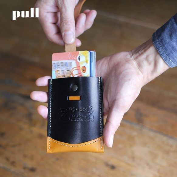 【ヌメ革 定期入れ 】引っ張るレザーカードケース 定期ポケット付き クアトロガッツ ジラフブラウン 4枚目の画像