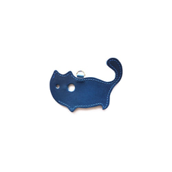 【猫グッズ・革・レザー】猫のかたちをしたリップクリームケース クアトロガッツ（ブルー） 1枚目の画像