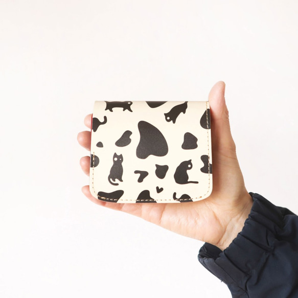 小さいふ。コンチャ アートシリーズ「ホルスタinネコ」白×黒　ミニ財布 小さい財布 コンパクト財布 1枚目の画像