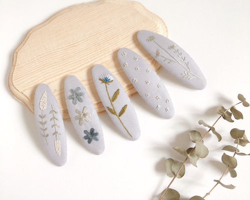 ◉フラワー刺繍 パッチンピン（グレー）◉（7㎝） 雑貨・その他 