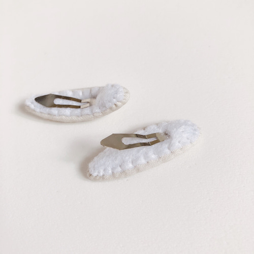 ◉フラワー刺繍 パッチンピン（オフホワイト ）◉（4㎝） 雑貨・その他 