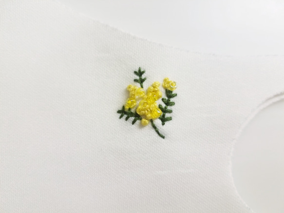 フラワー刺繍マスク 〈ミモザ〉 2枚目の画像