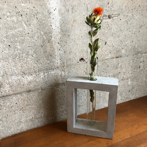 セメントとガラス管の一輪挿し(大) 一輪挿し・花瓶・花器 コンクリート