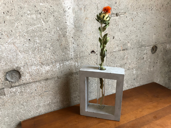 セメントとガラス管の一輪挿し(大) 一輪挿し・花瓶・花器 コンクリート