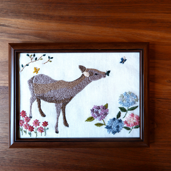 刺繍額縁「小鹿と初夏」 2枚目の画像
